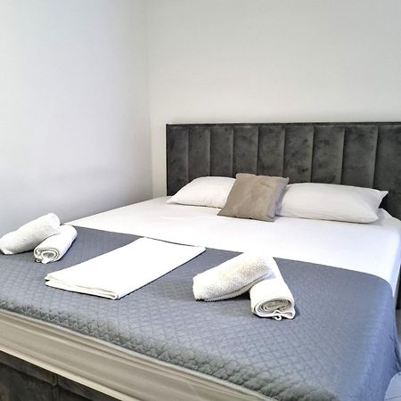 Rooms Vitoria On Joakim Square 포레치 외부 사진