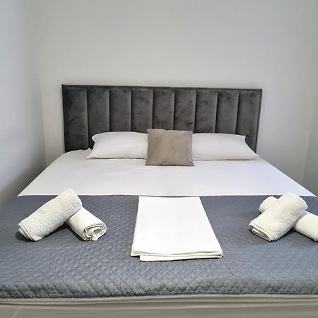 Rooms Vitoria On Joakim Square 포레치 외부 사진
