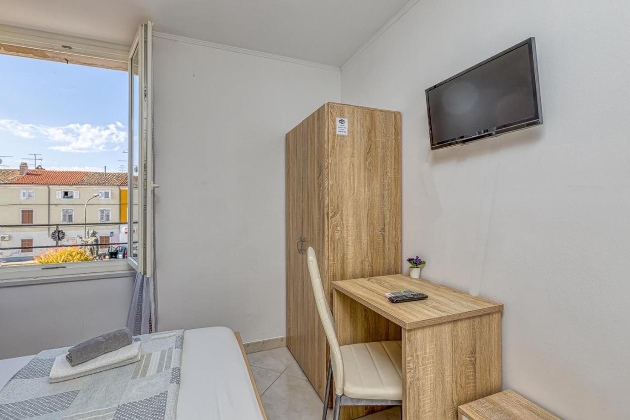 Rooms Vitoria On Joakim Square 포레치 외부 사진