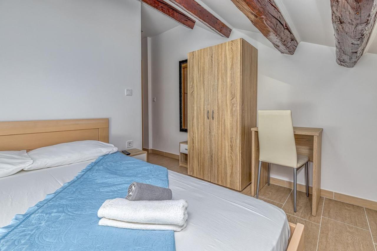 Rooms Vitoria On Joakim Square 포레치 외부 사진