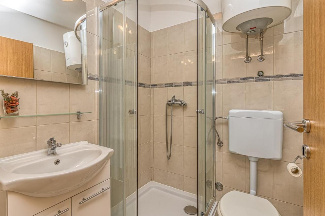 Rooms Vitoria On Joakim Square 포레치 외부 사진