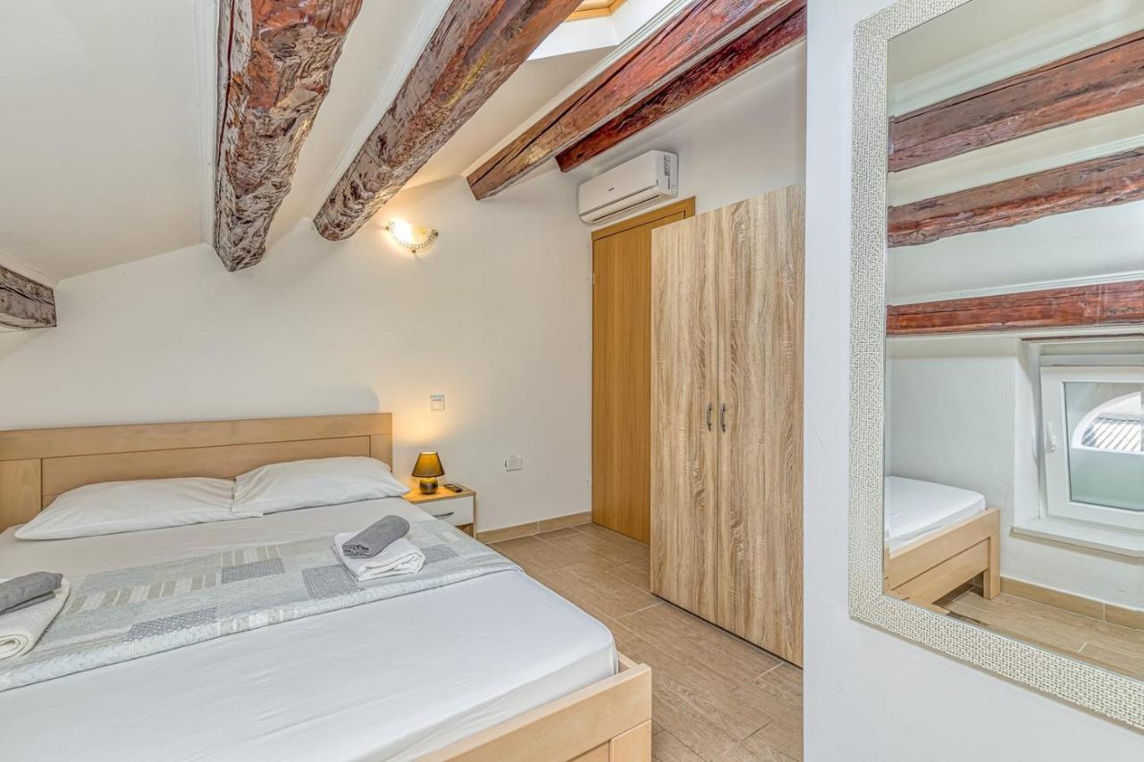 Rooms Vitoria On Joakim Square 포레치 외부 사진