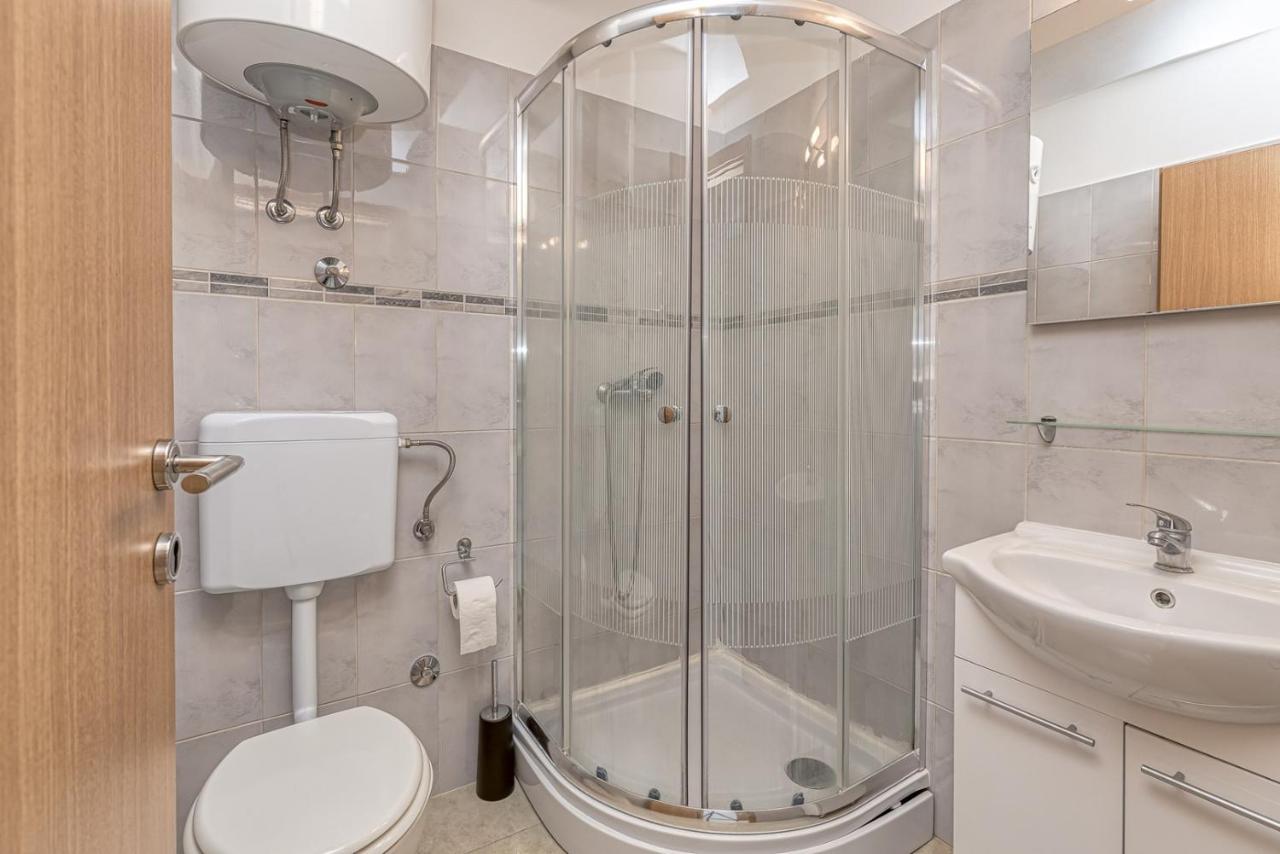 Rooms Vitoria On Joakim Square 포레치 외부 사진