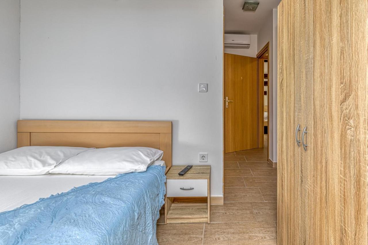 Rooms Vitoria On Joakim Square 포레치 외부 사진