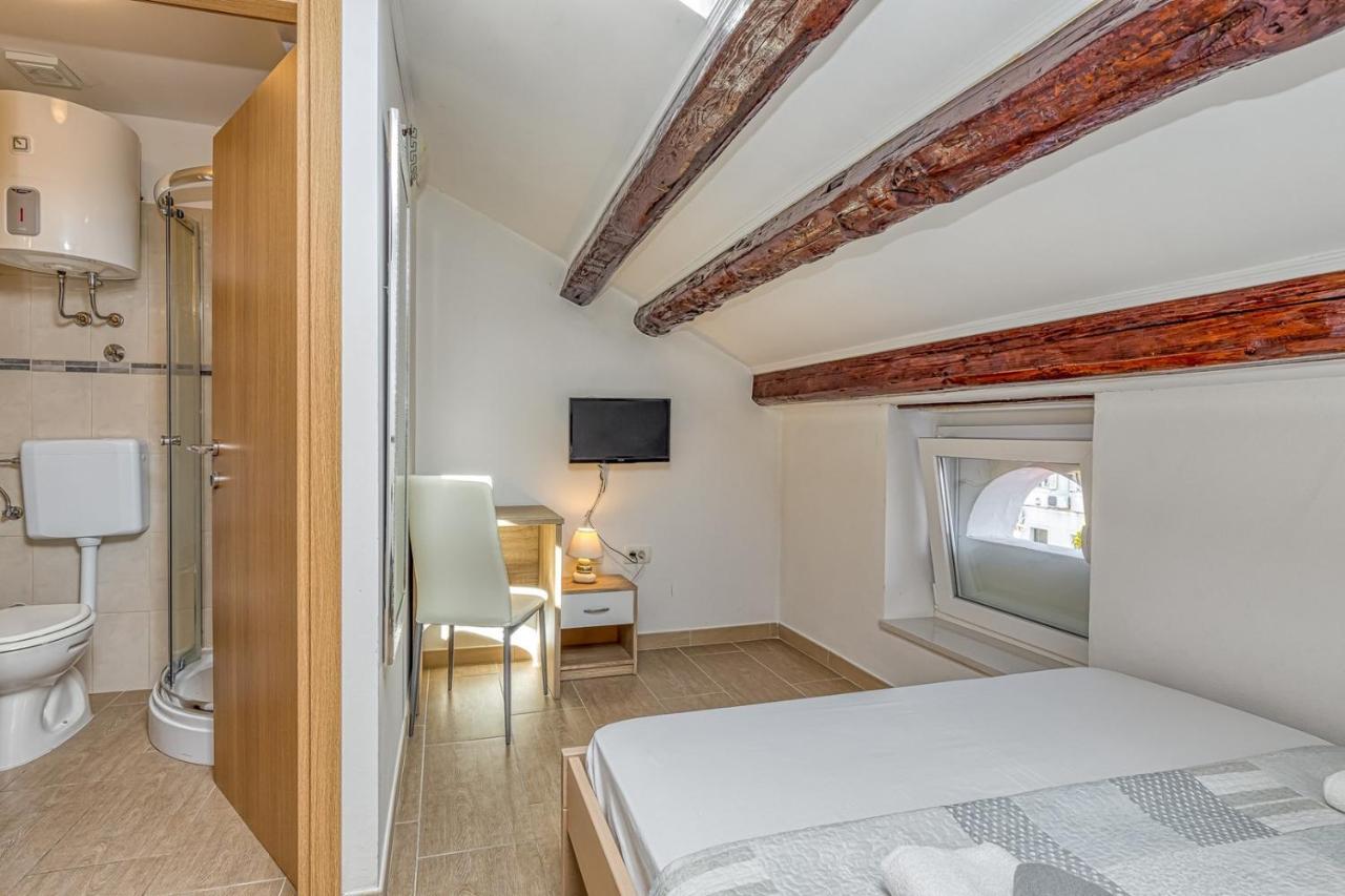 Rooms Vitoria On Joakim Square 포레치 외부 사진