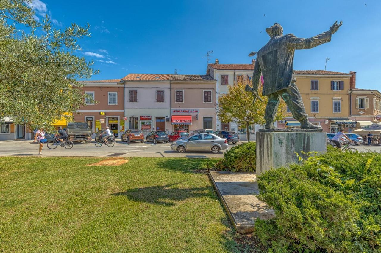 Rooms Vitoria On Joakim Square 포레치 외부 사진
