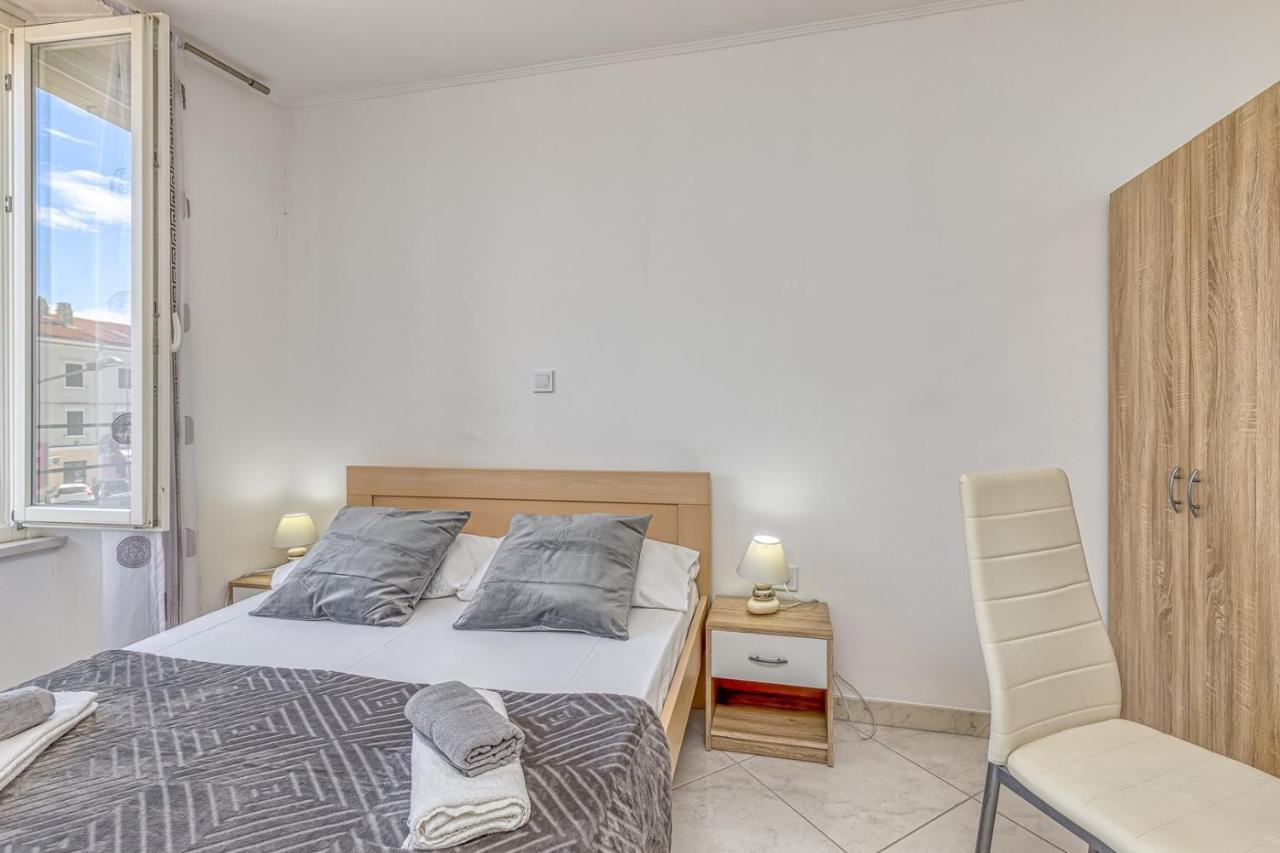 Rooms Vitoria On Joakim Square 포레치 외부 사진