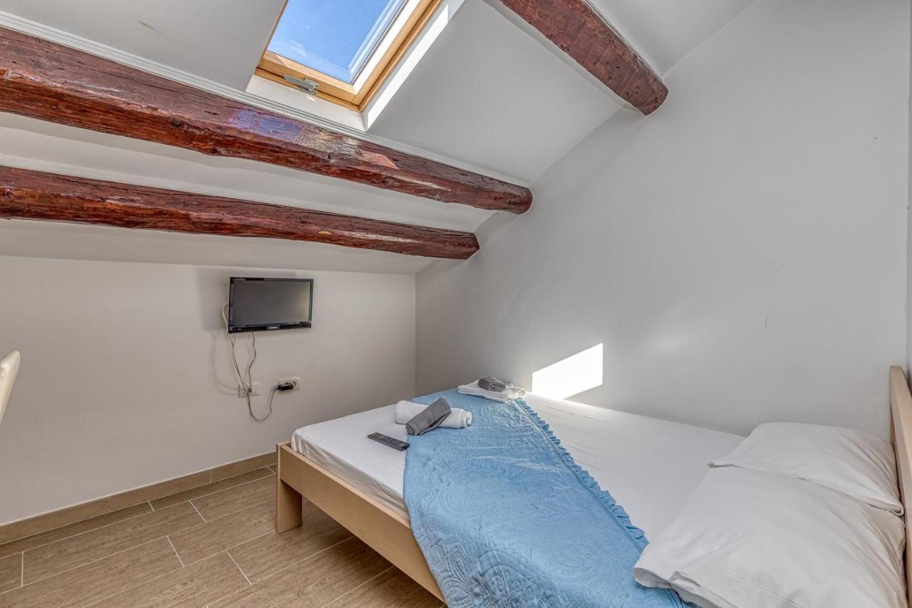 Rooms Vitoria On Joakim Square 포레치 외부 사진
