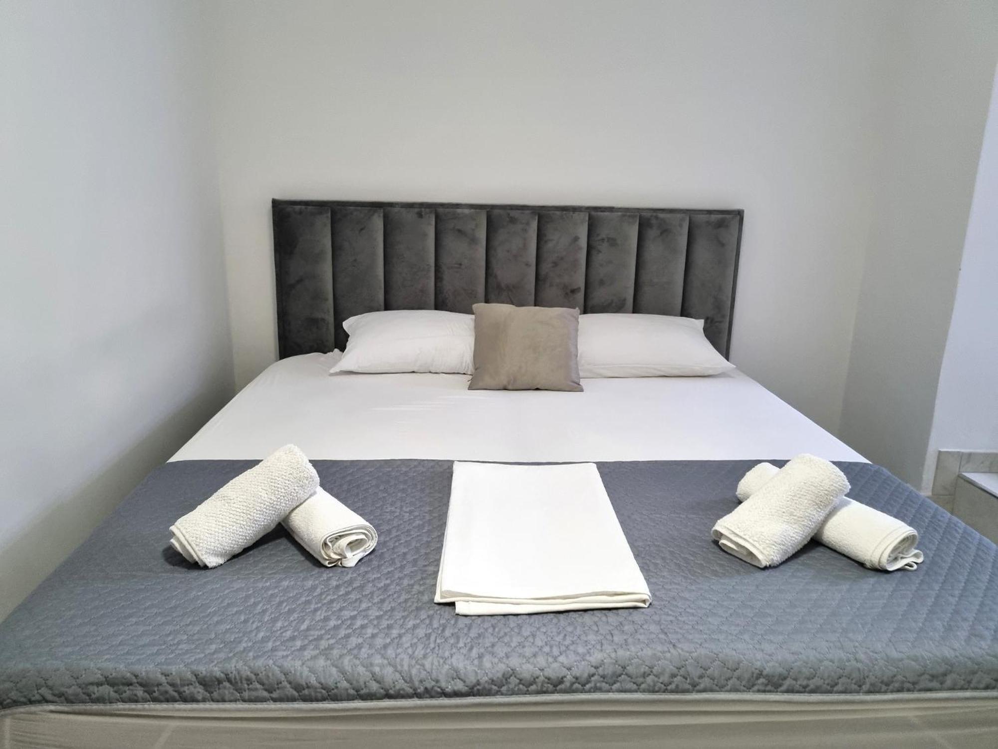 Rooms Vitoria On Joakim Square 포레치 외부 사진